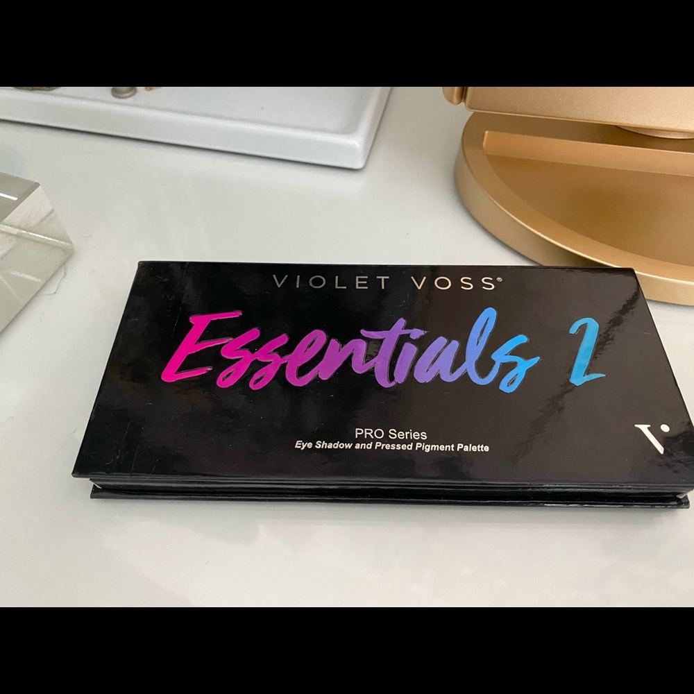Violet Voss Essentials 2 palette